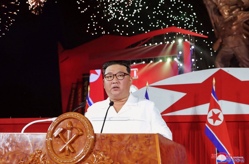 Pemimpin Korea Utara Kim Jong Un menyampaikan pidato pada peringatan ke-69 kemenangan dalam Perang Korea di Pyongyang. AFP/KCNA VIA KNS